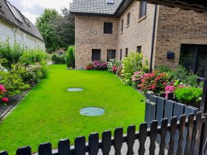 Rasen zum spielen und relaxen. Eingebettet in ein Blumenmeer