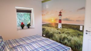 Mit großem Doppelbett 180 x 200 cm, großem Spiegelschrank inkl. Bügeln und zwei Nachttischen ausgestattet