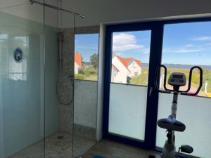 Bad im Obergeschoss mit Balkon und Wasserblick