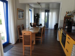 offene Küche mit Blick in den unteren Wohnbereich und Terasse