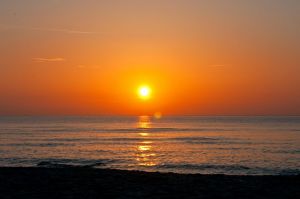 Mit Sonnenuntergang über dem Meer