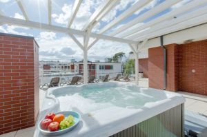 Auf dem Dach befindet sich in den Sommermonaten ein Gemeinschaftsjacuzzi
