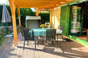 Terrasse überdacht und eingezäunt - Garten komplett privat und nicht einsehbar - Ferienhaus Ostseezauber