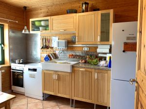 sehr gut ausgestattete Küche