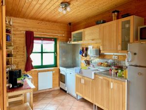 sehr gut ausgestattete Küche