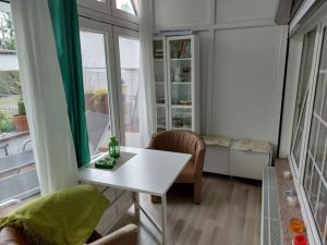 Der Wintergarten ist sonnendurchflutet und mit bequemen Cocktailsesseln ausgestattet.