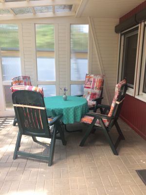 Die Terrasse mit gemütlicher Sitzecke sowie einer Kochecke.