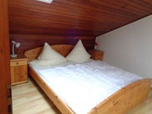 Doppelbett Über eine Wendeltreppe gelangt man