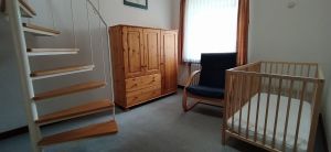 Zimmer mit Doppelbett unten Über diese Wendeltreppe gelangt man in den ober Bereich des Zimmers mit Doppelbett. Eine Verbindungstür führt vom oberen Bereich in das Zweibettzimmer.