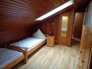 Zweibettzimmer Von dem Zweibettzimmer aus gelangt man in den Raum mit WC und Handwaschbecken.