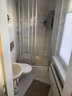 Bad mit Dusche, WC und Waschtisch; Fön vorhanden