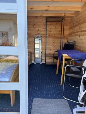 Gartenhaus 3 x 4 m mit zusätzlicher Schlafgelegenheit für zwei Personen; mit TV und Garderobe