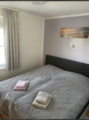 Schlafzimmer mit einem 1,80m breiten Boxspringbett und Kleiderschrank