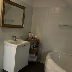 Wohlfühloase mit Eckbadewanne und Dusche