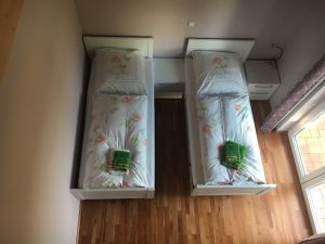 Auf der Galerie steht ein weiteres Bett.