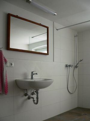 Dusche und Waschbecken