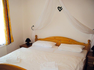 - 2-Raum-App. mit Himmelbett -